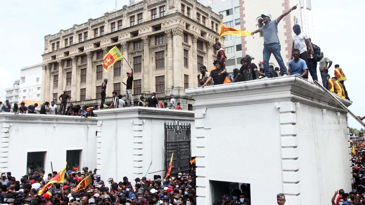 Fotky: Davy na Srí Lance zabraly sídla prezidenta i premiéra